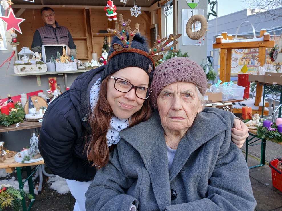 Besucher des Adventmarkts