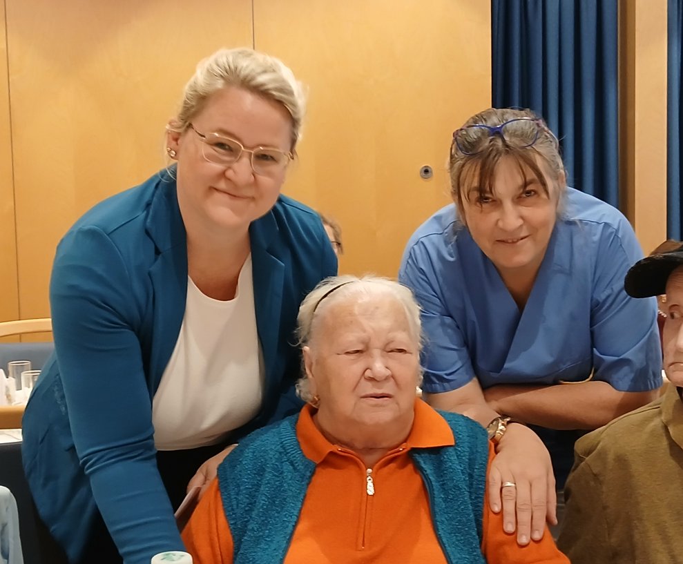 Jubilarin mit Gratulanten