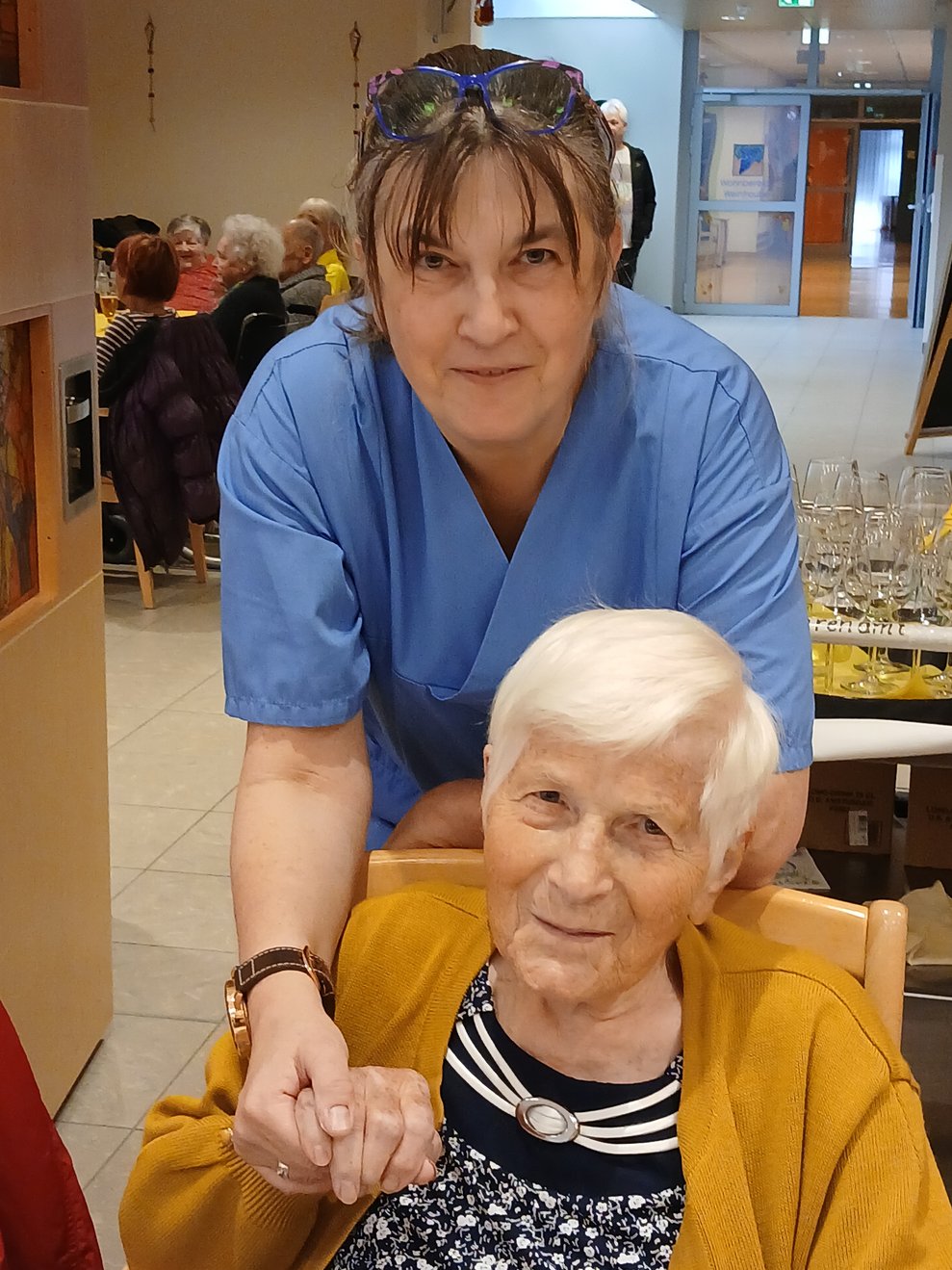 Jubilarin mit Gratulanten