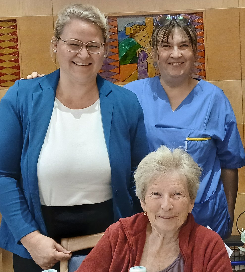 Jubilarin mit Gratulanten