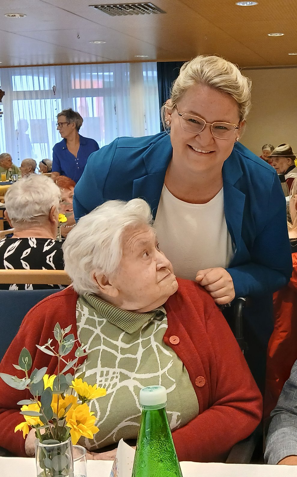 Jubilarin mit Gratulanten