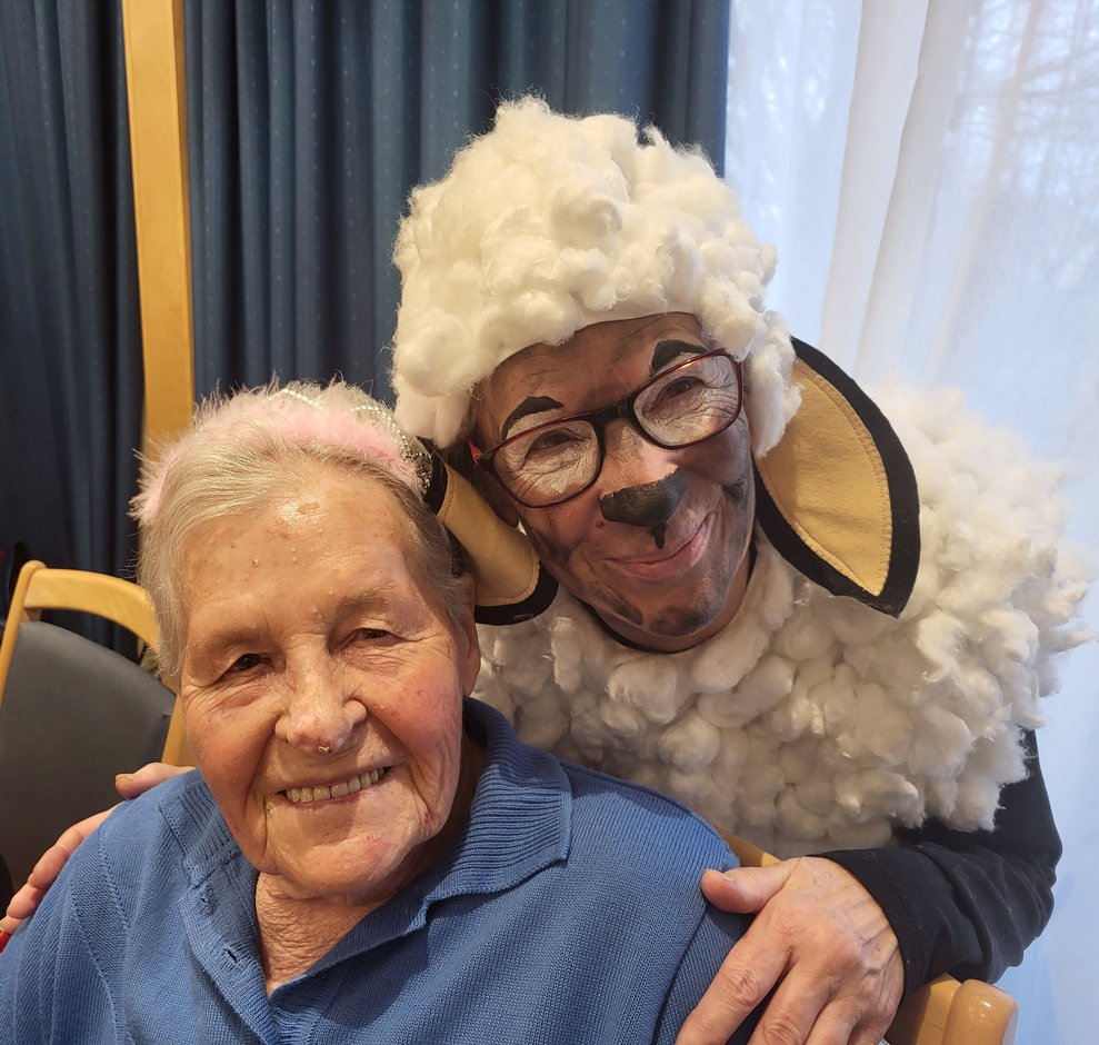 Verkleidete Person mit Bewohnerin