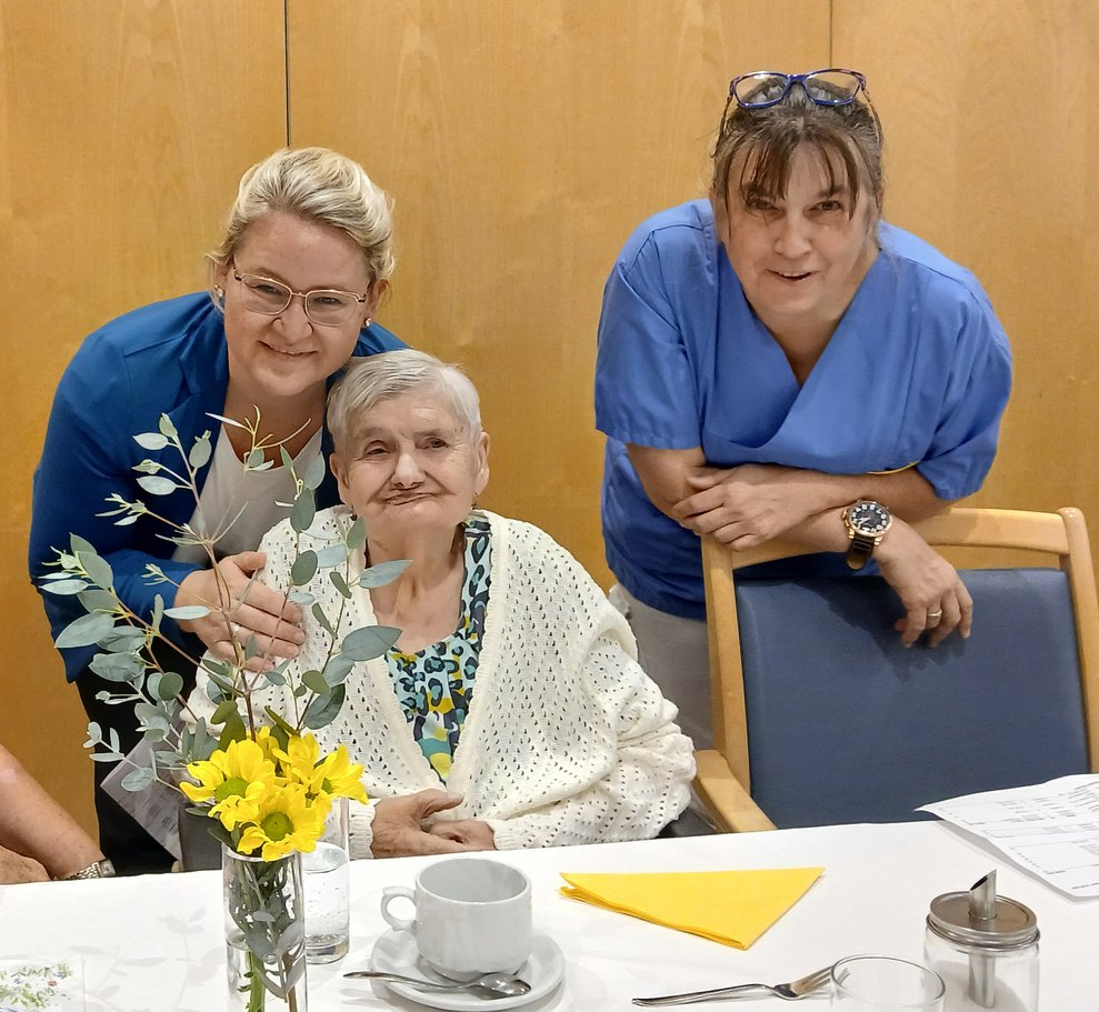 Jubilarin mit Gratulanten