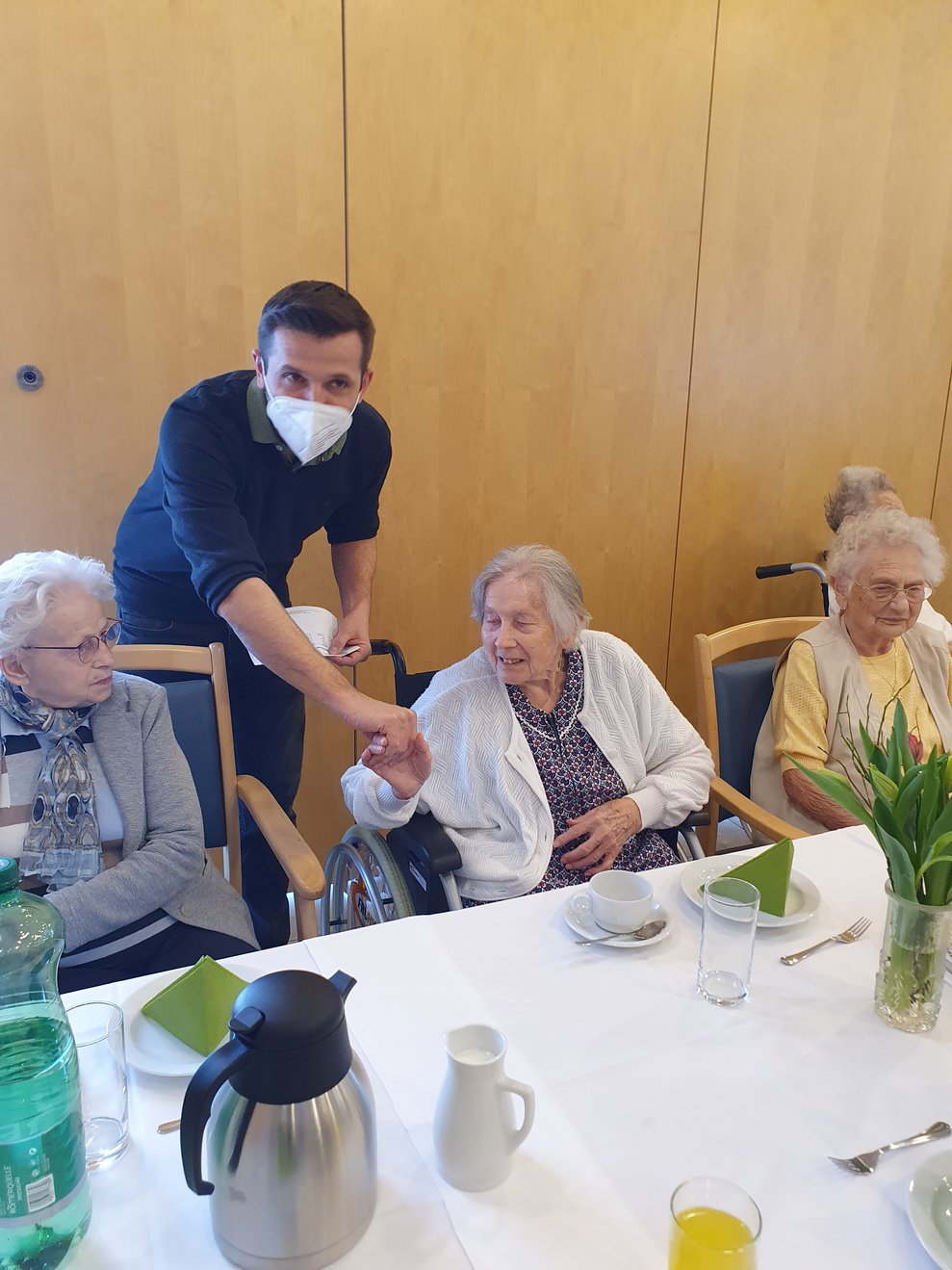 Direktor gratuliert Jubilar