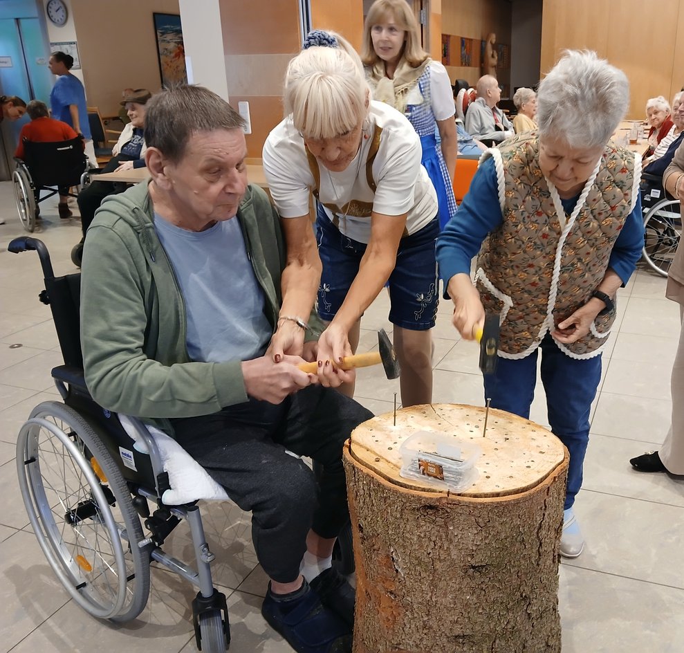Gruppe beim Nägelschlagen