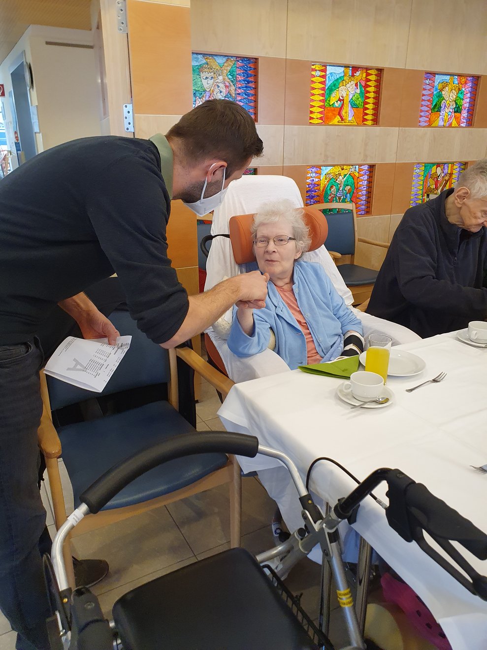 Direktor gratuliert Jubilar