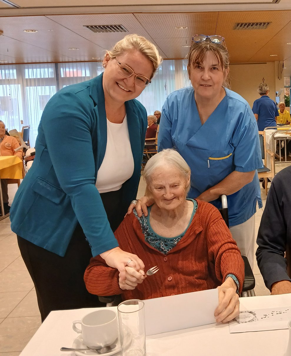 Jubilarin mit Gratulanten