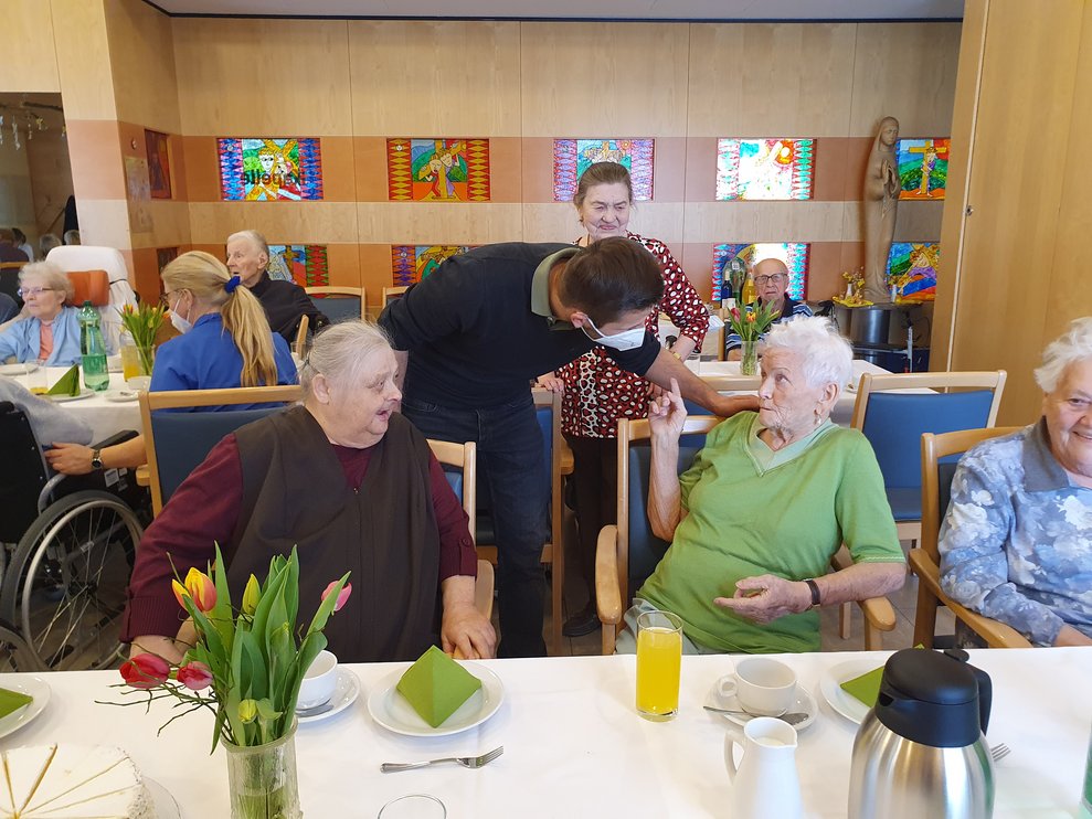Direktor gratuliert Jubilar