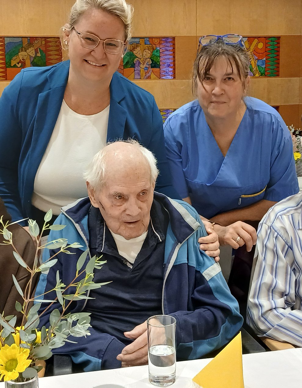 Jubilar mit Gratulanten