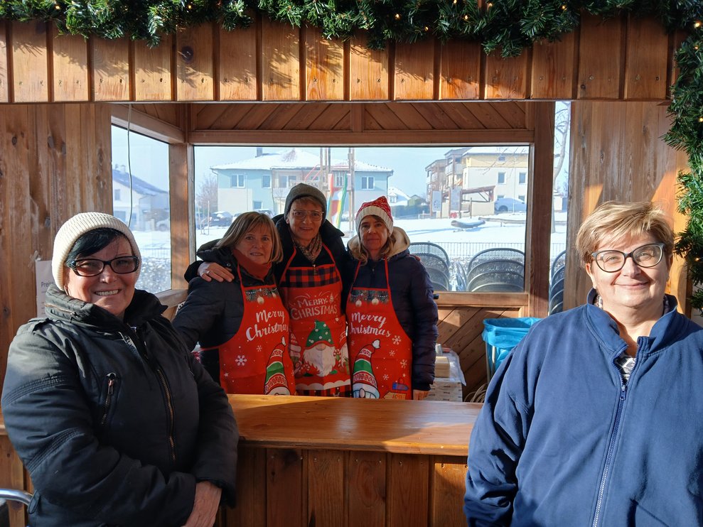 Besucher des Adventmarkts