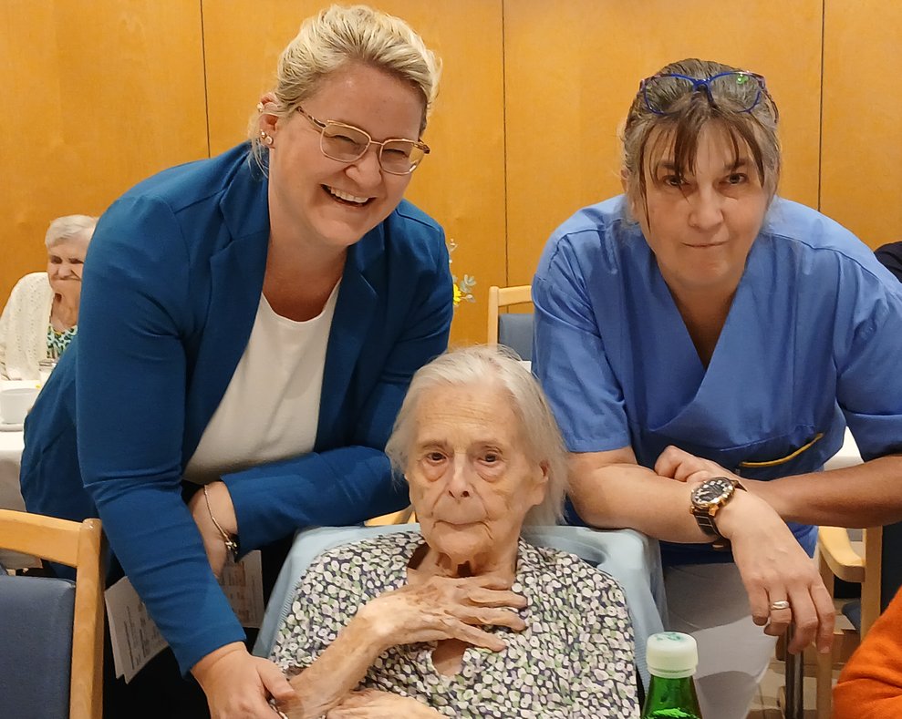 Jubilarin mit Gratulanten