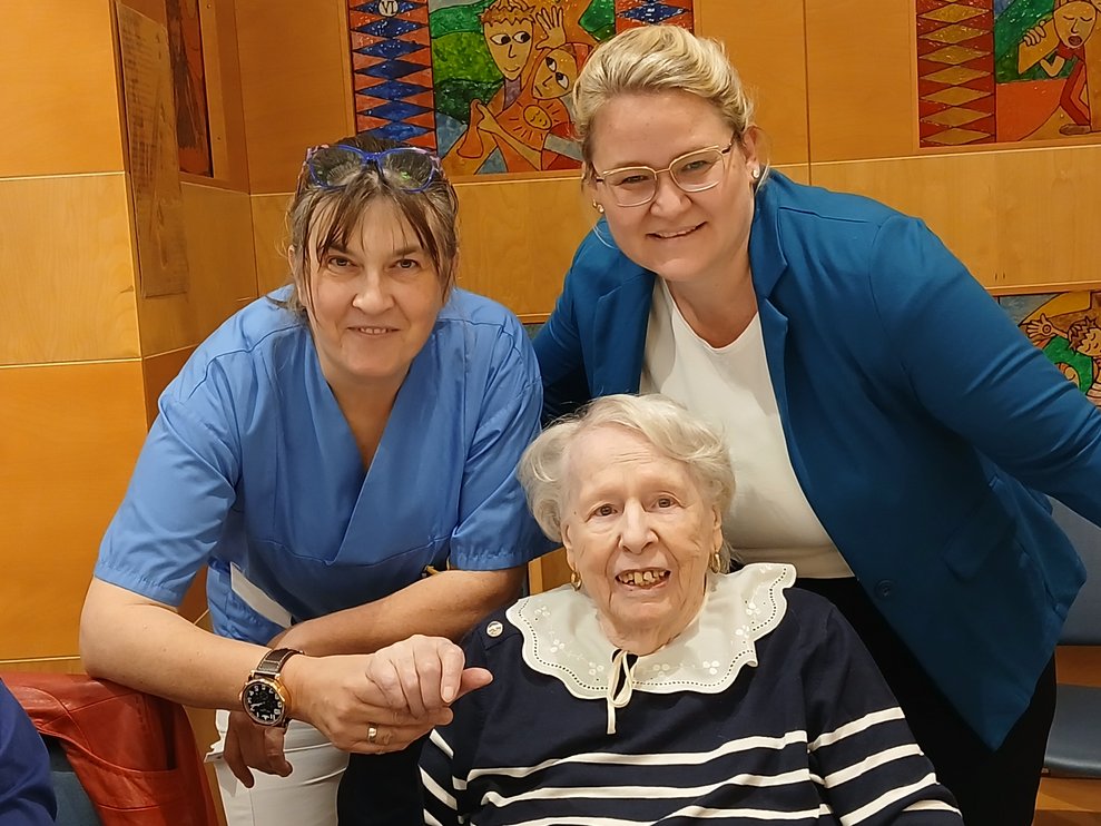 Jubilarin mit Gratulanten