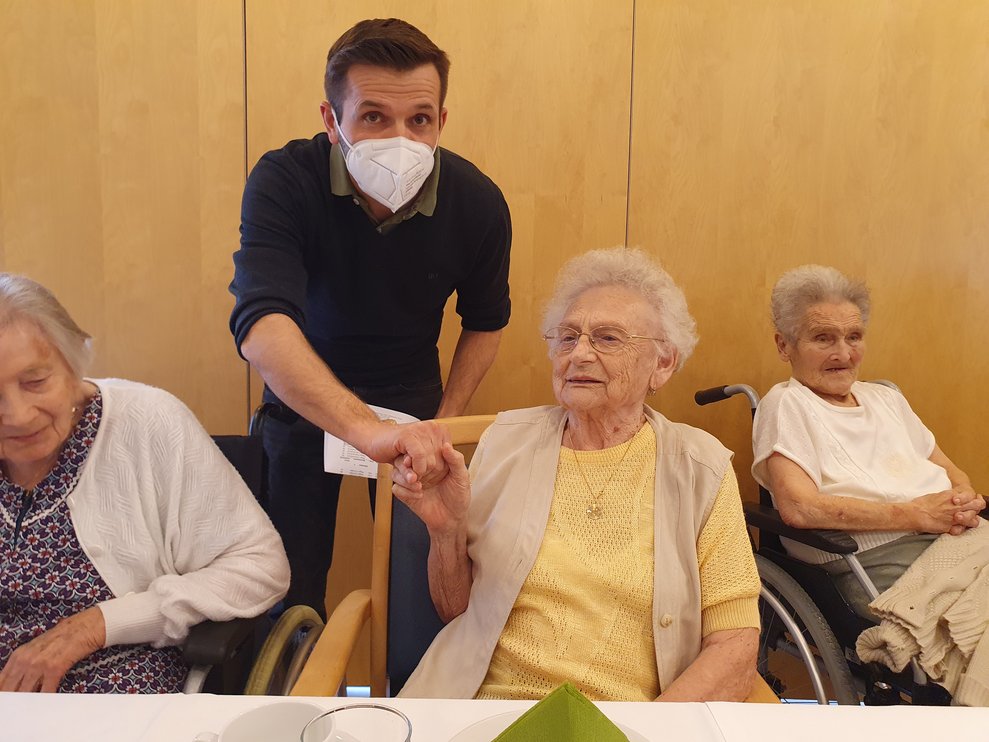 Direktor gratuliert Jubilar