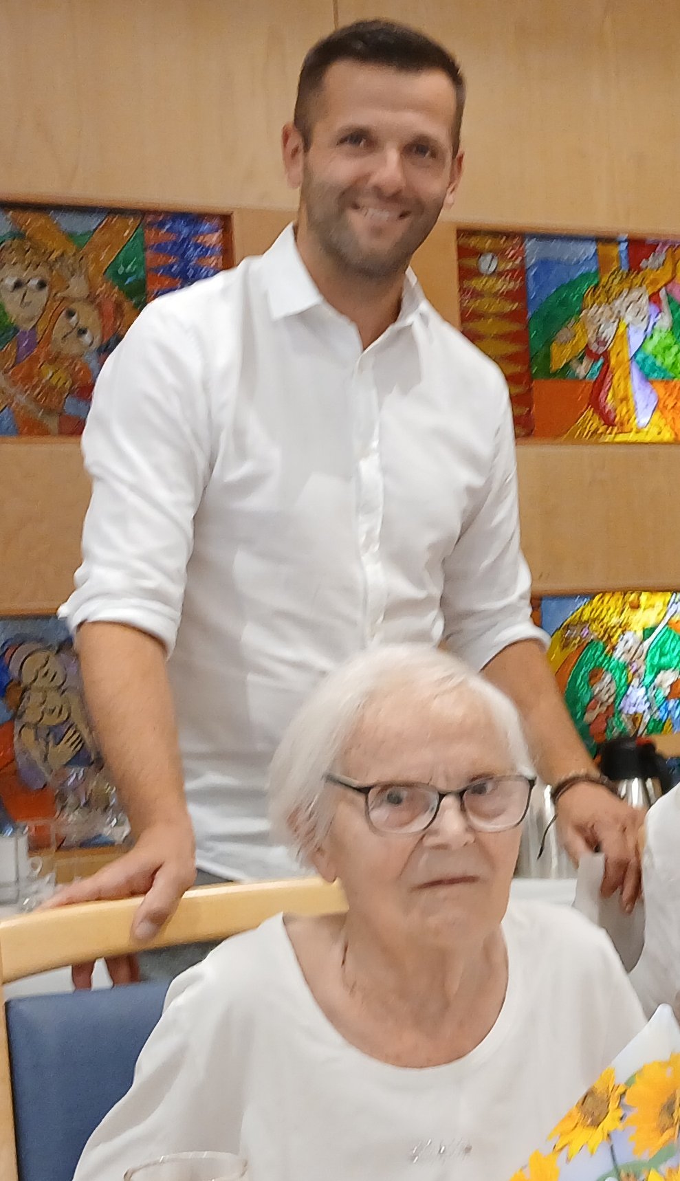Jubilarin mit Gratulanten