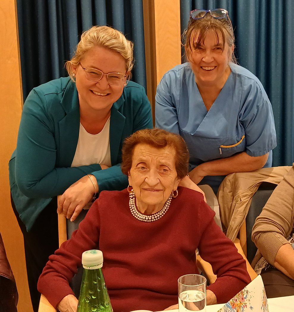 Jubilarin mit Gratulanten