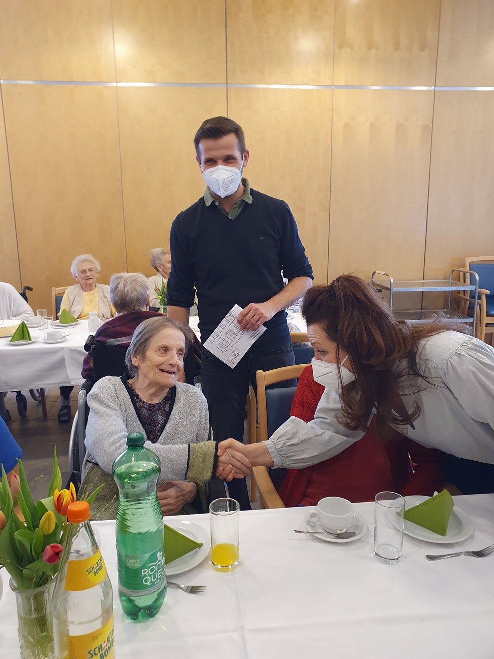 Direktor und Pflegeleitung gratulieren Jubilar