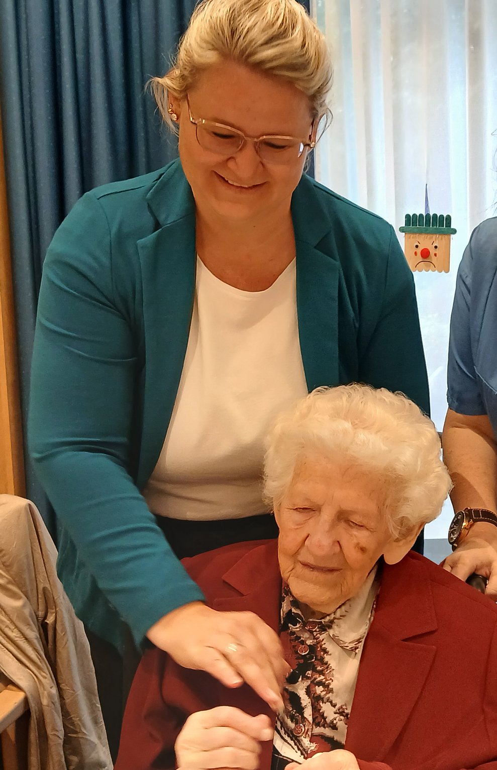 Jubilarin mit Gratulanten