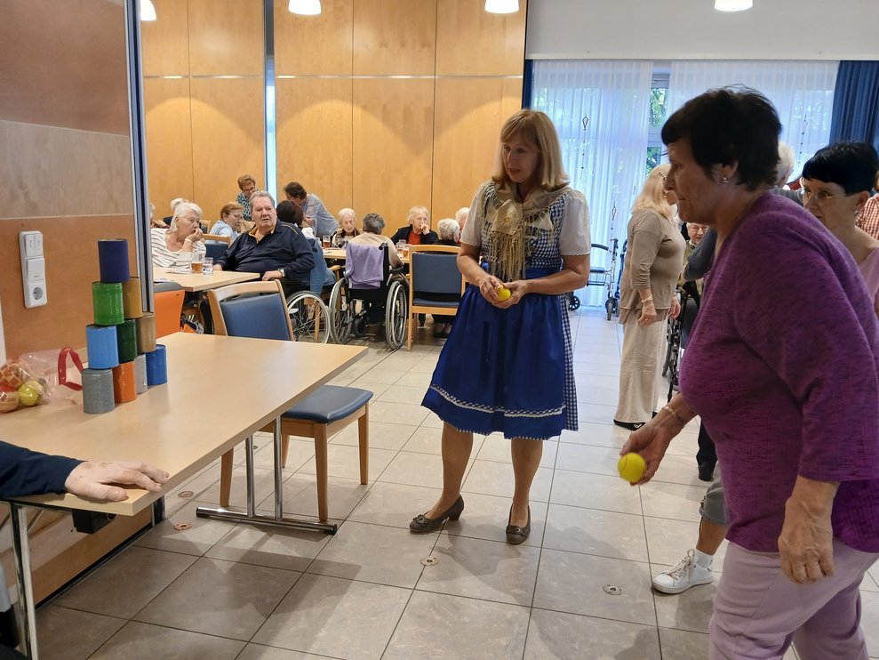 Frau beim Dosenwerfen